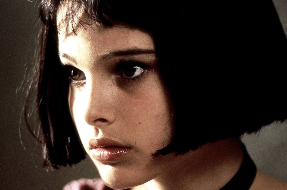 Mathilda. Dopo il successo di Nikita nel 1994, Besson scopre e lancia Natalie Portman, tredicenne e orfana, protetta dal sicario buono Lon (Jean Reno)
